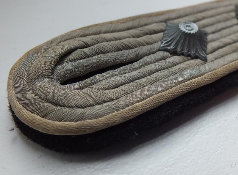 WSS INFANTRY SS-HAUPTSTURMFUHRER SHOULDER BOARD