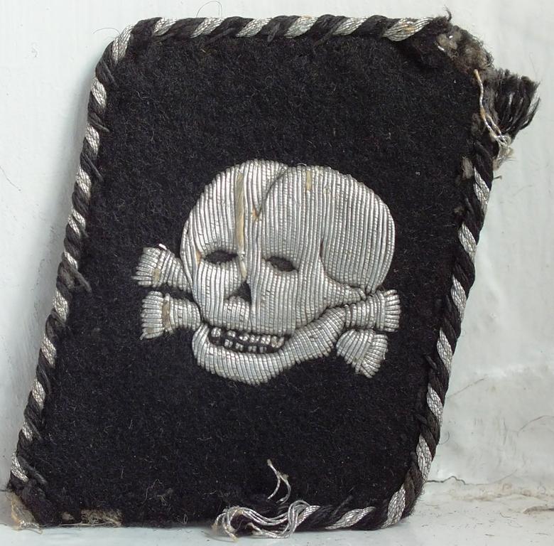 TOTENKOPF EM/NCO VERTICAL BULLION HAND EMBROIDERED COLLAR TAB