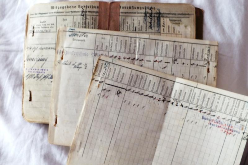 SS DAS REICH OFFICER TUNIC & DOCUMENT SET