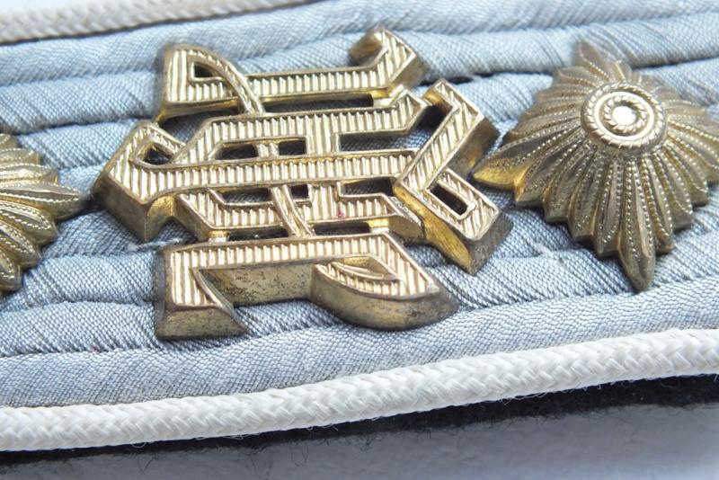 ULTIMATE SS-HAUPTSTURMFUHRER LAH INSIGNIA SET