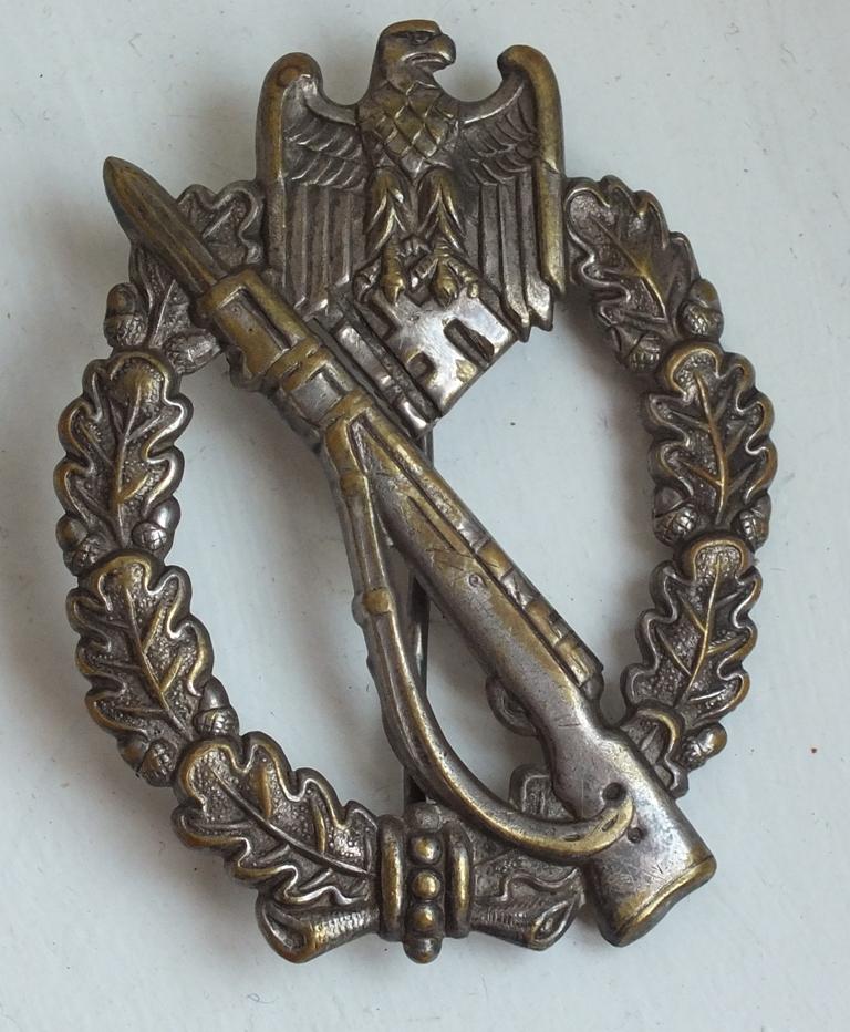 INFANTRY ASSAULT BADGE IN SILVER WITH FLAW RARE
